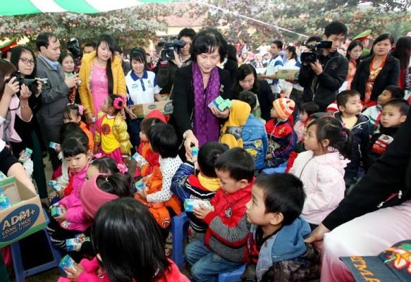 Bà Nguyễn Thị Kim Ngân, Phó Chủ tịch Quốc hội, Ủy viên Bộ chính trị, Bí thư Trung ương Đảng trao sữa cho trẻ em huyện Cẩm Khê (Phú Thọ).